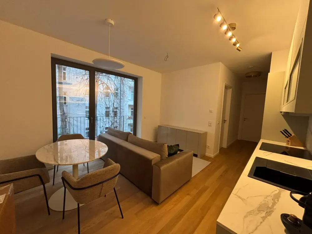 Helle, Neu Moeblierte 3-Zimmer Wohnung mit Balkon im 2. OG in Berlin-Charlottenburg