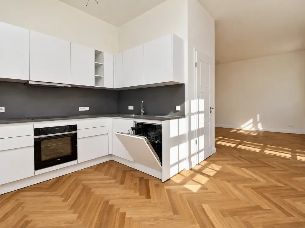 Completely Renovated Old Building! 3-Room Apartment
