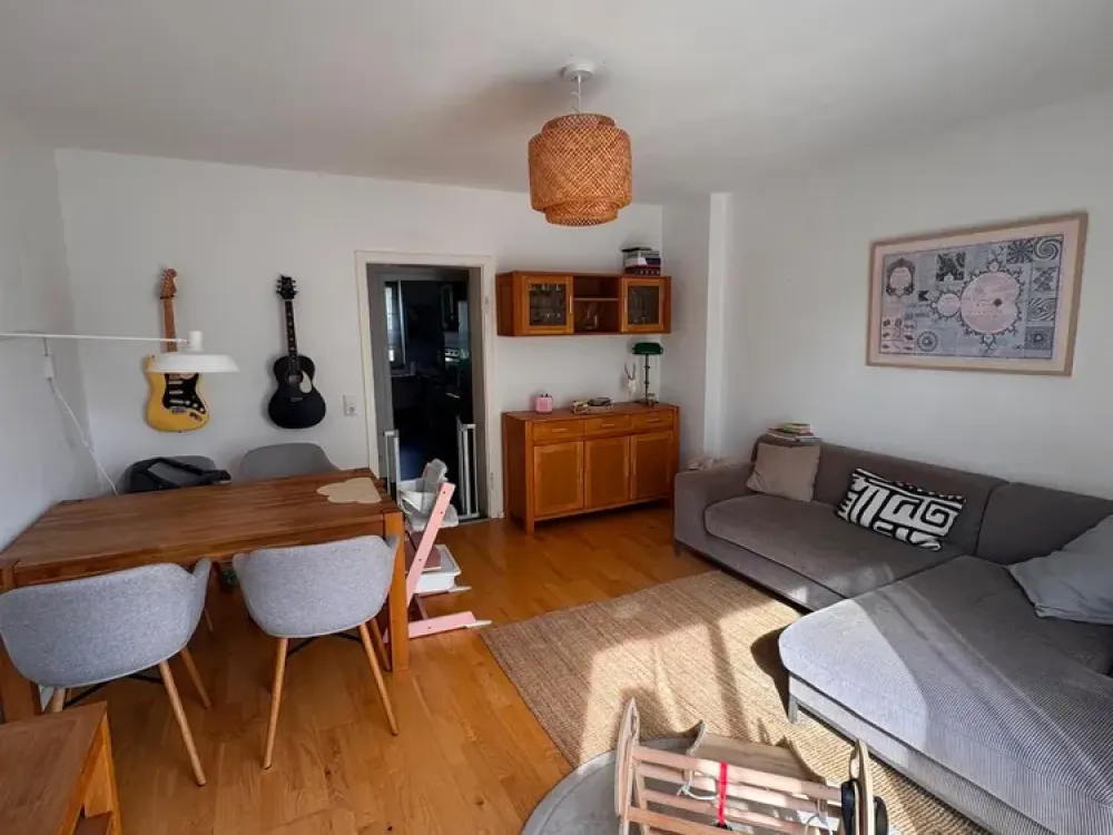 Living with Character: Modernized 3-Room Apartment in Köln-Zollstock