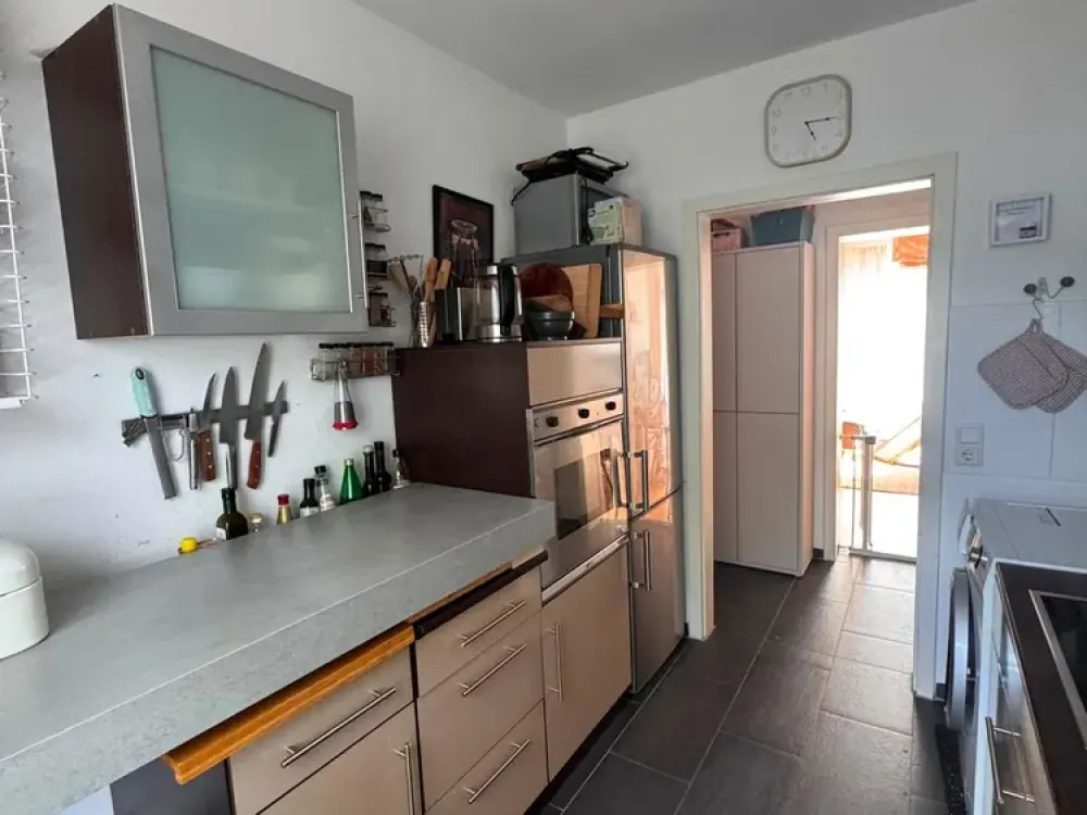 Living with Character: Modernized 3-Room Apartment in Köln-Zollstock