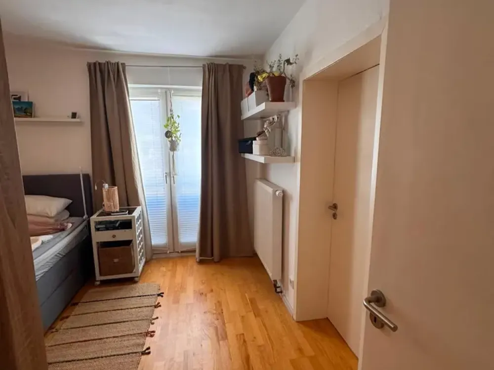 Living with Character: Modernized 3-Room Apartment in Köln-Zollstock