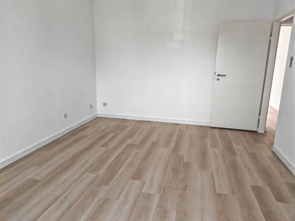 3ZW WOHNUNG NEU RENOVIERT WANNENBAD EINBAUKÜCHE BALKON ALLE ZIMMER TAGESLICHT KÖNIGSLACHERSTR NIEDERRAD NÄHE UNI KLINIK DFB CAMPUS FUSSLÄUFIG REWE ROSSMAN EIFLER PENNY TEDI BUSSE/BAHN