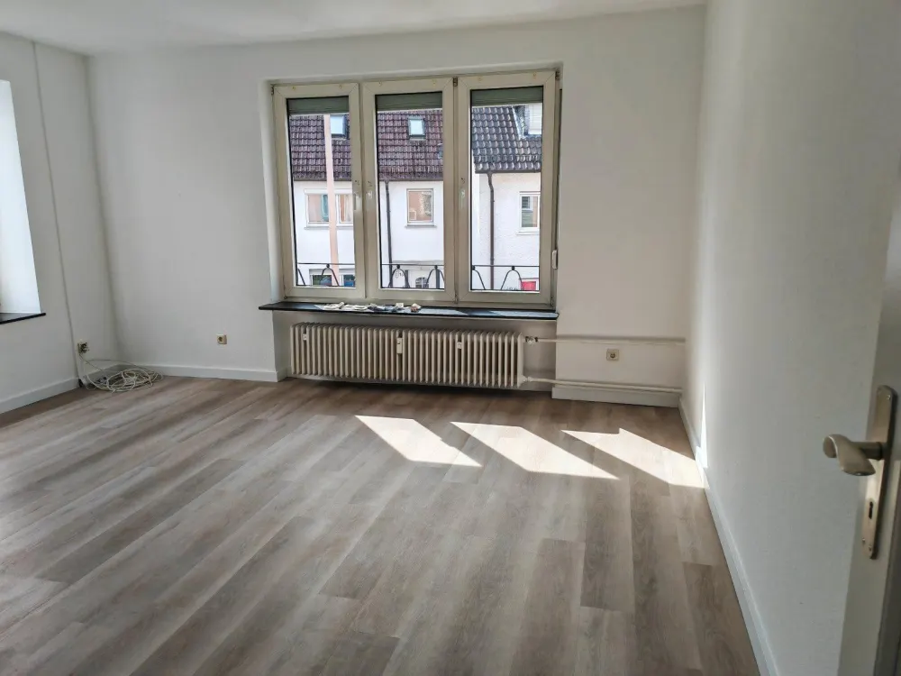 3ZW WOHNUNG NEU RENOVIERT WANNENBAD EINBAUKÜCHE BALKON ALLE ZIMMER TAGESLICHT KÖNIGSLACHERSTR NIEDERRAD NÄHE UNI KLINIK DFB CAMPUS FUSSLÄUFIG REWE ROSSMAN EIFLER PENNY TEDI BUSSE/BAHN