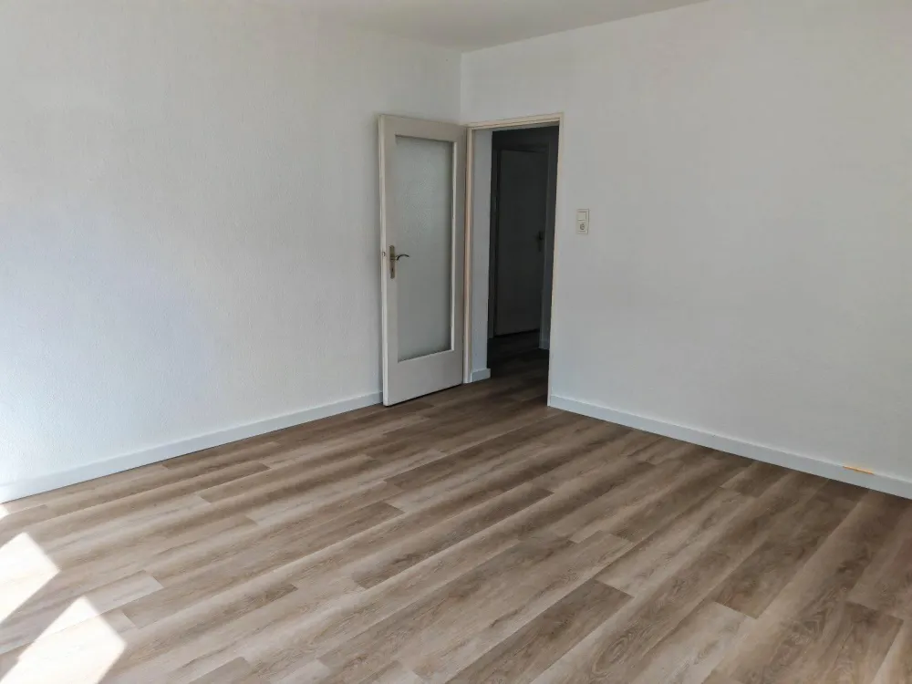 3ZW WOHNUNG NEU RENOVIERT WANNENBAD EINBAUKÜCHE BALKON ALLE ZIMMER TAGESLICHT KÖNIGSLACHERSTR NIEDERRAD NÄHE UNI KLINIK DFB CAMPUS FUSSLÄUFIG REWE ROSSMAN EIFLER PENNY TEDI BUSSE/BAHN