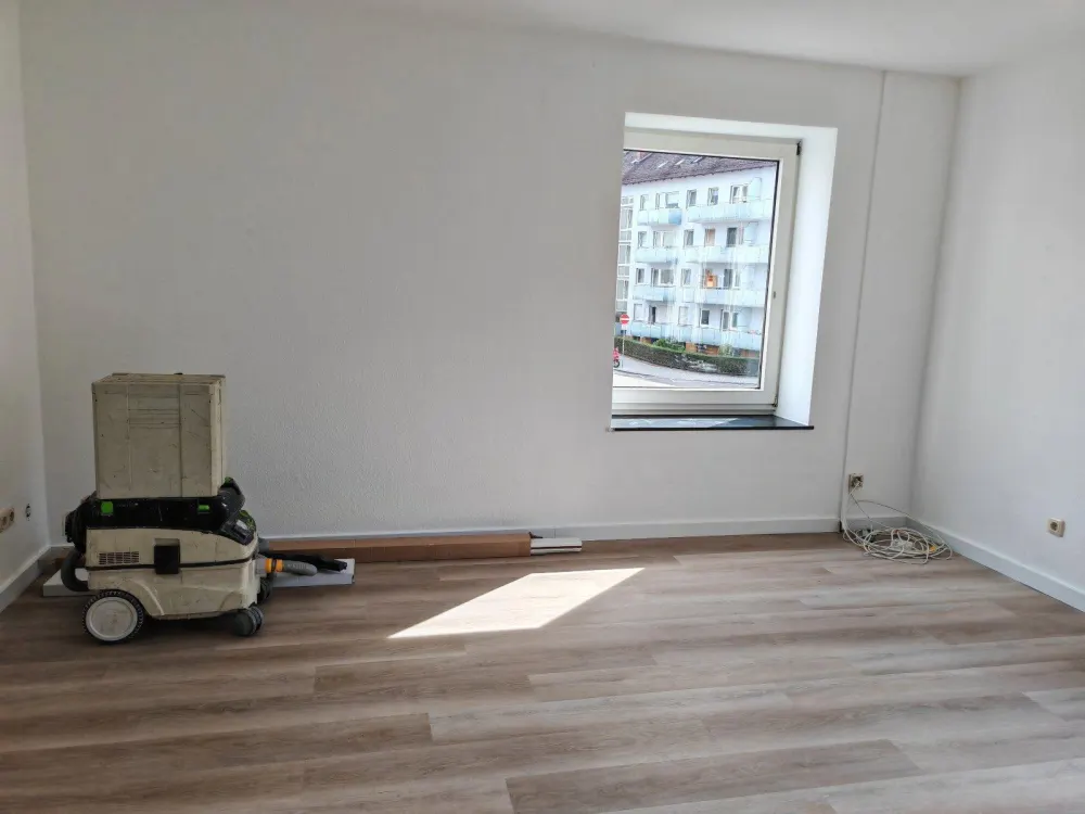 3ZW WOHNUNG NEU RENOVIERT WANNENBAD EINBAUKÜCHE BALKON ALLE ZIMMER TAGESLICHT KÖNIGSLACHERSTR NIEDERRAD NÄHE UNI KLINIK DFB CAMPUS FUSSLÄUFIG REWE ROSSMAN EIFLER PENNY TEDI BUSSE/BAHN