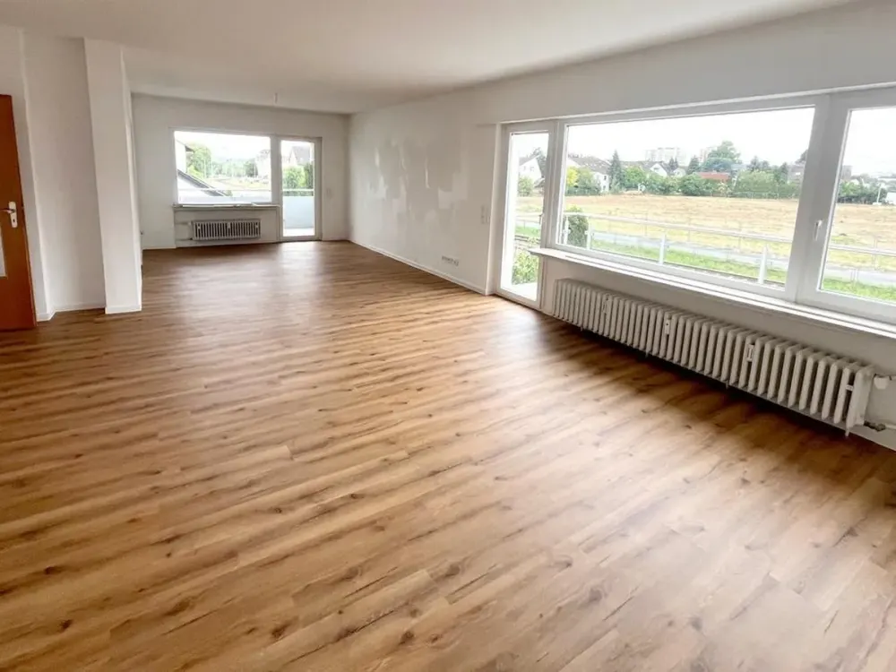 *Viel Platz - 4,5 ZW - 1. OG - großer Balkon - modernes Tageslichtbad*
