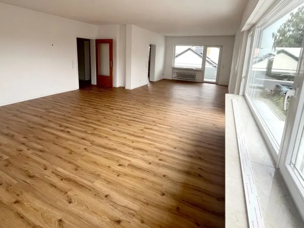 *Viel Platz - 4,5 ZW - 1. OG - großer Balkon - modernes Tageslichtbad*