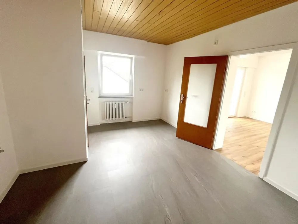 *Viel Platz - 4,5 ZW - 1. OG - großer Balkon - modernes Tageslichtbad*