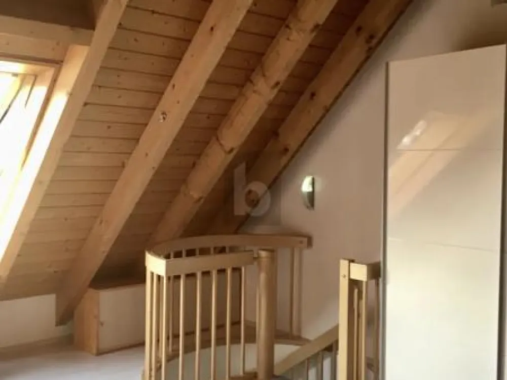 RUHIGE MAISONETTE MIT LOGGIA UND KAMINOFEN