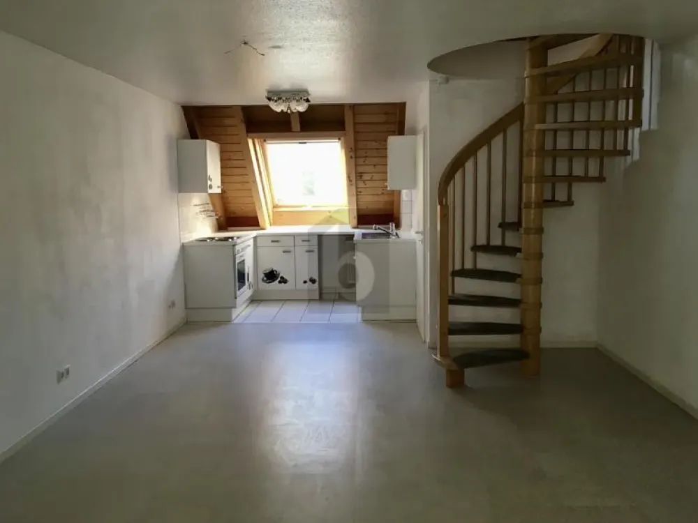 RUHIGE MAISONETTE MIT LOGGIA UND KAMINOFEN