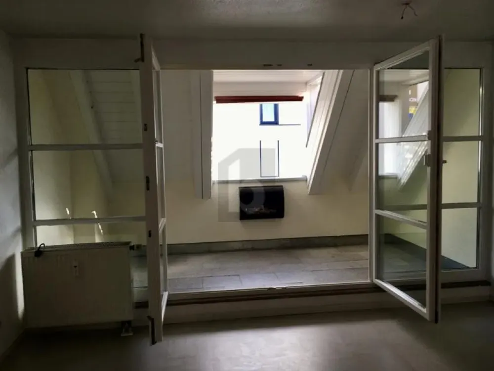 RUHIGE MAISONETTE MIT LOGGIA UND KAMINOFEN