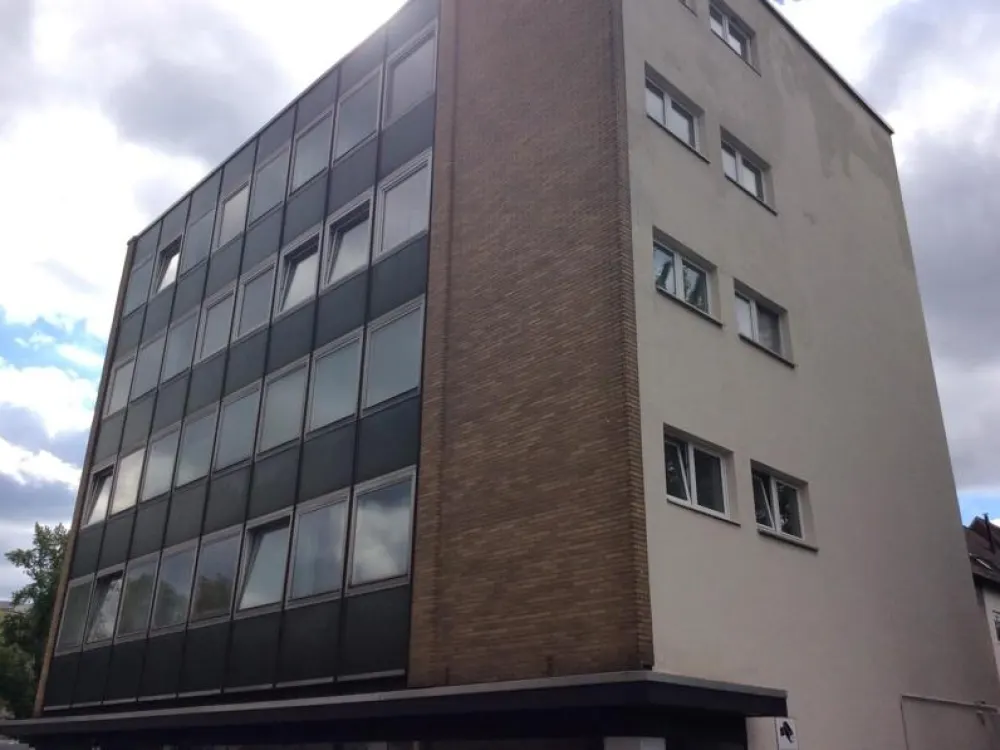 City-Lage, Renovierte 1-Zimmer-Wohnung mit Balkon, ca. 40 m², ab sofort verfügbar