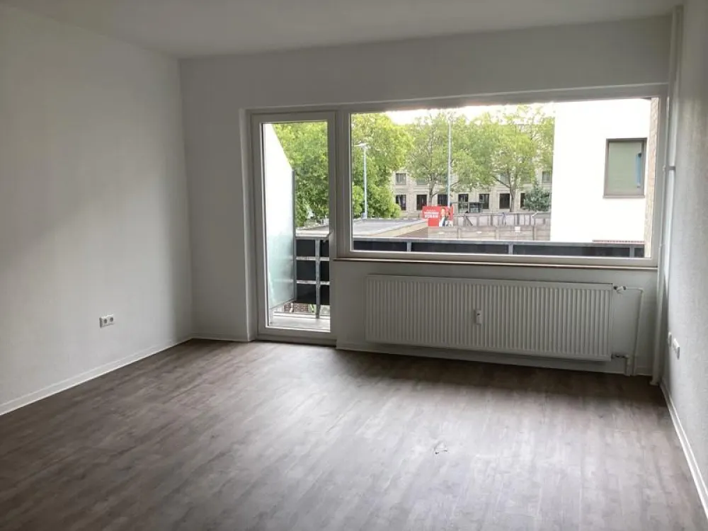 City-Lage, Renovierte 1-Zimmer-Wohnung mit Balkon, ca. 40 m², ab sofort verfügbar