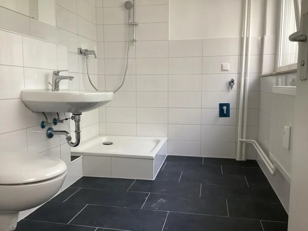 City-Lage, Renovierte 1-Zimmer-Wohnung mit Balkon, ca. 40 m², ab sofort verfügbar