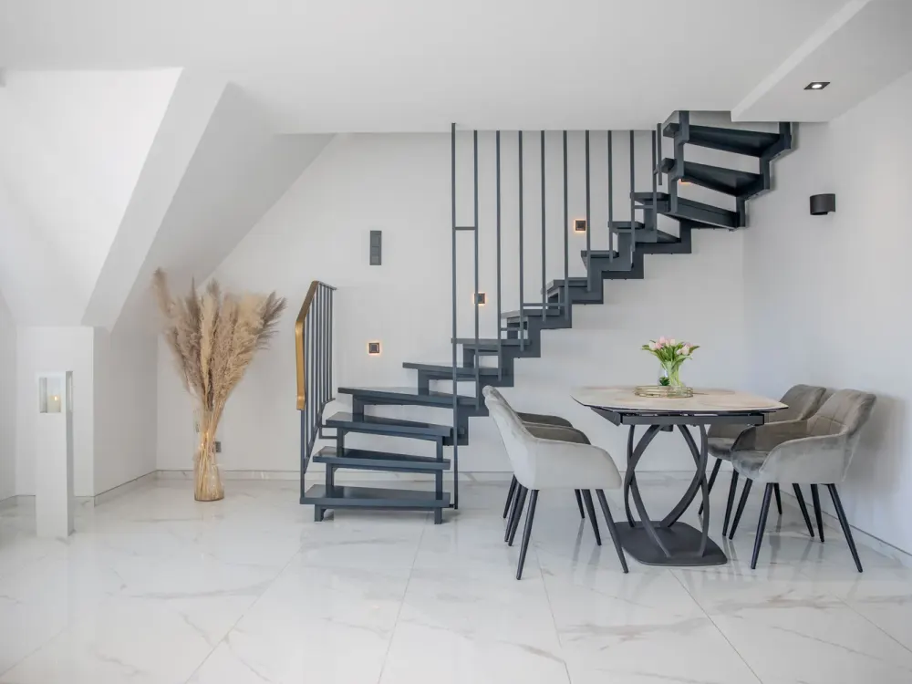 Fully Furnished, Completely Renovated 5-Room Maisonette with 2 Bathrooms, Balcony & Garage