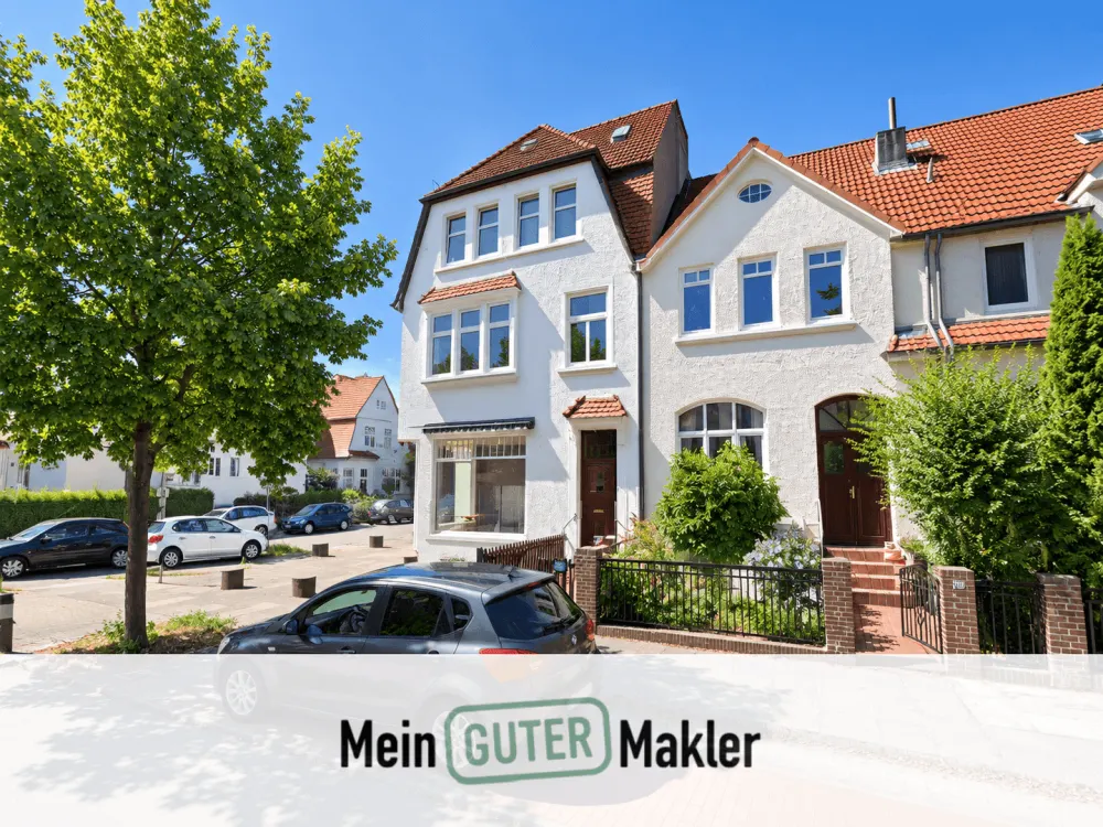Charming 4-Room Old Building Apartment with Balcony & Real Wood Parquet in Bremen-Schwachhausen