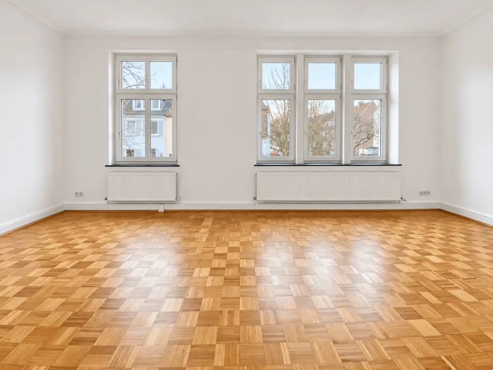 Charming 4-Room Old Building Apartment with Balcony & Real Wood Parquet in Bremen-Schwachhausen