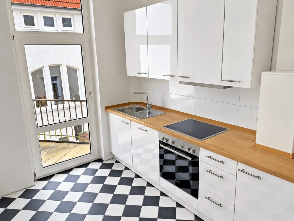 Charming 4-Room Old Building Apartment with Balcony & Real Wood Parquet in Bremen-Schwachhausen