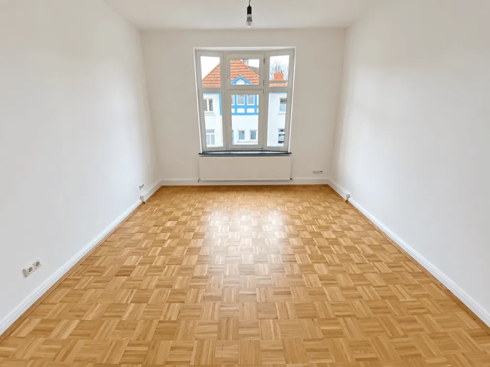 Charming 4-Room Old Building Apartment with Balcony & Real Wood Parquet in Bremen-Schwachhausen