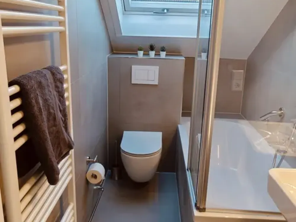 Möblierte 2-Zimmer-Dachgeschosswohnung in Stuttgart Riedenberg