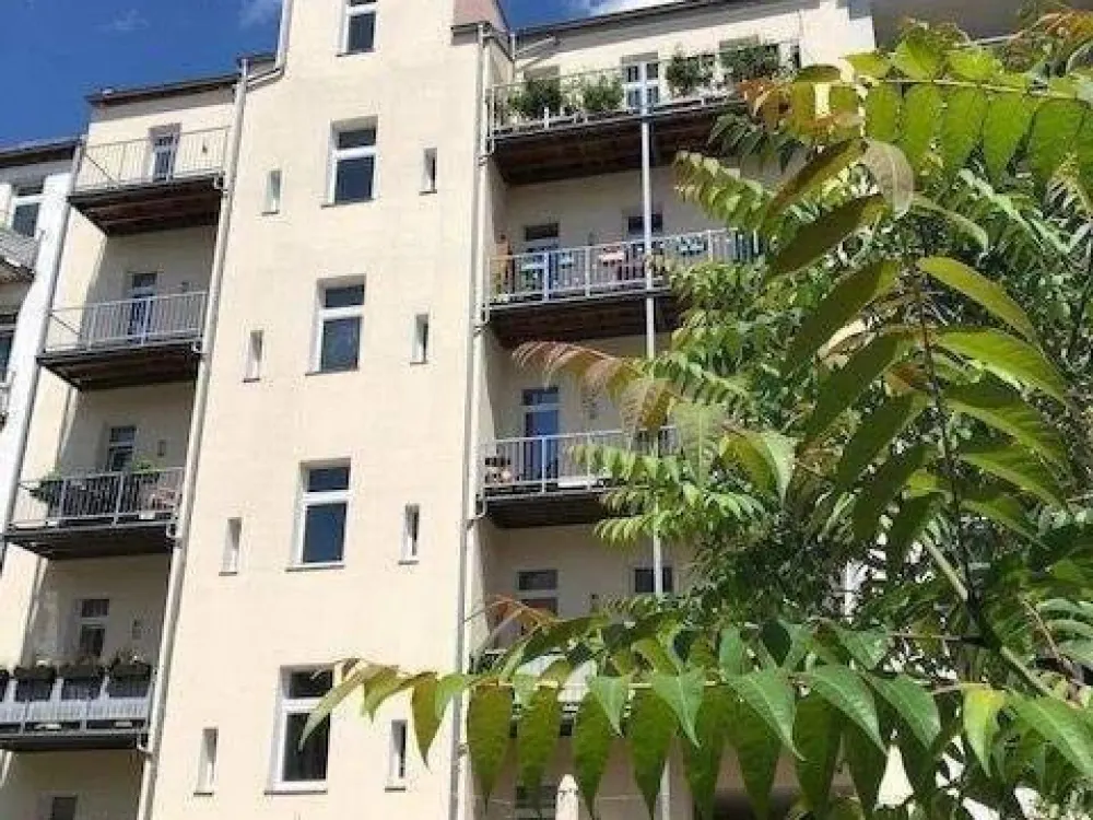 Schicke ­großräumige­ 2 Zimmerwohnung / Fußbodenheizung / Küche mit Zugang zum sonnigen Balkon / Tageslichtbad mit Wanne/Dusche