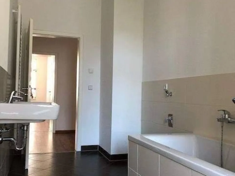 Schicke ­großräumige­ 2 Zimmerwohnung / Fußbodenheizung / Küche mit Zugang zum sonnigen Balkon / Tageslichtbad mit Wanne/Dusche
