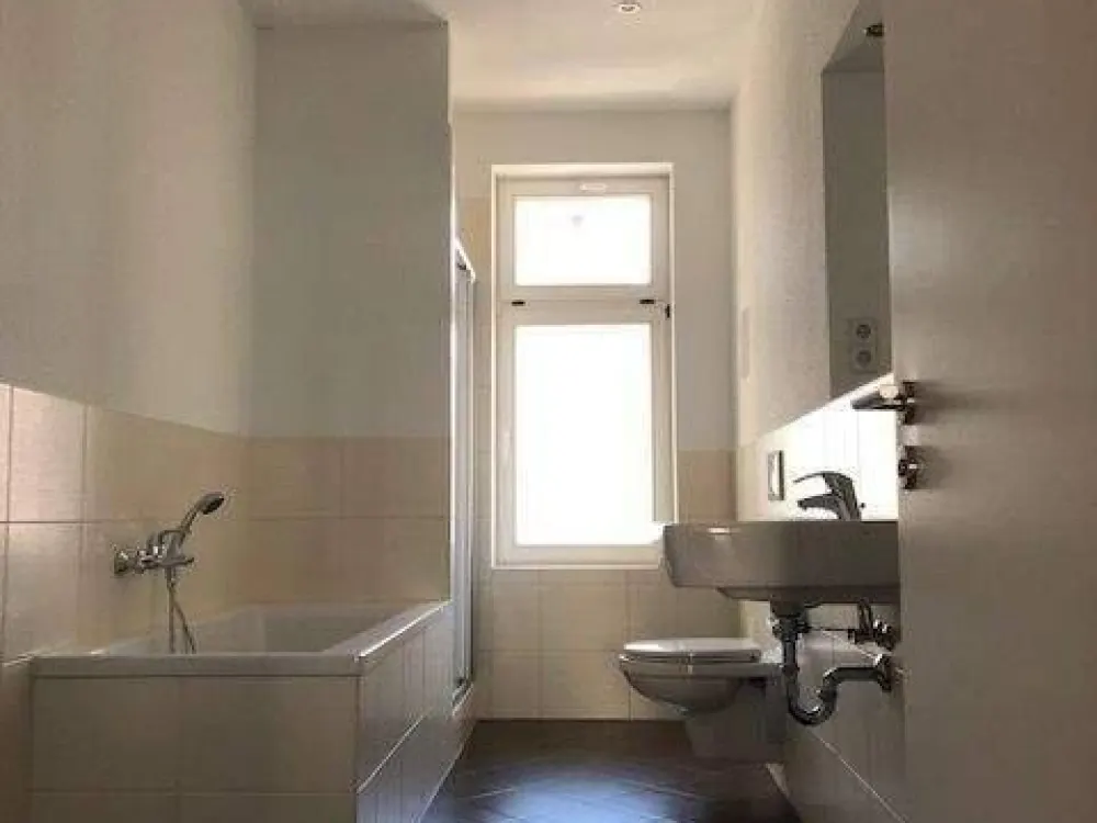 Schicke ­großräumige­ 2 Zimmerwohnung / Fußbodenheizung / Küche mit Zugang zum sonnigen Balkon / Tageslichtbad mit Wanne/Dusche