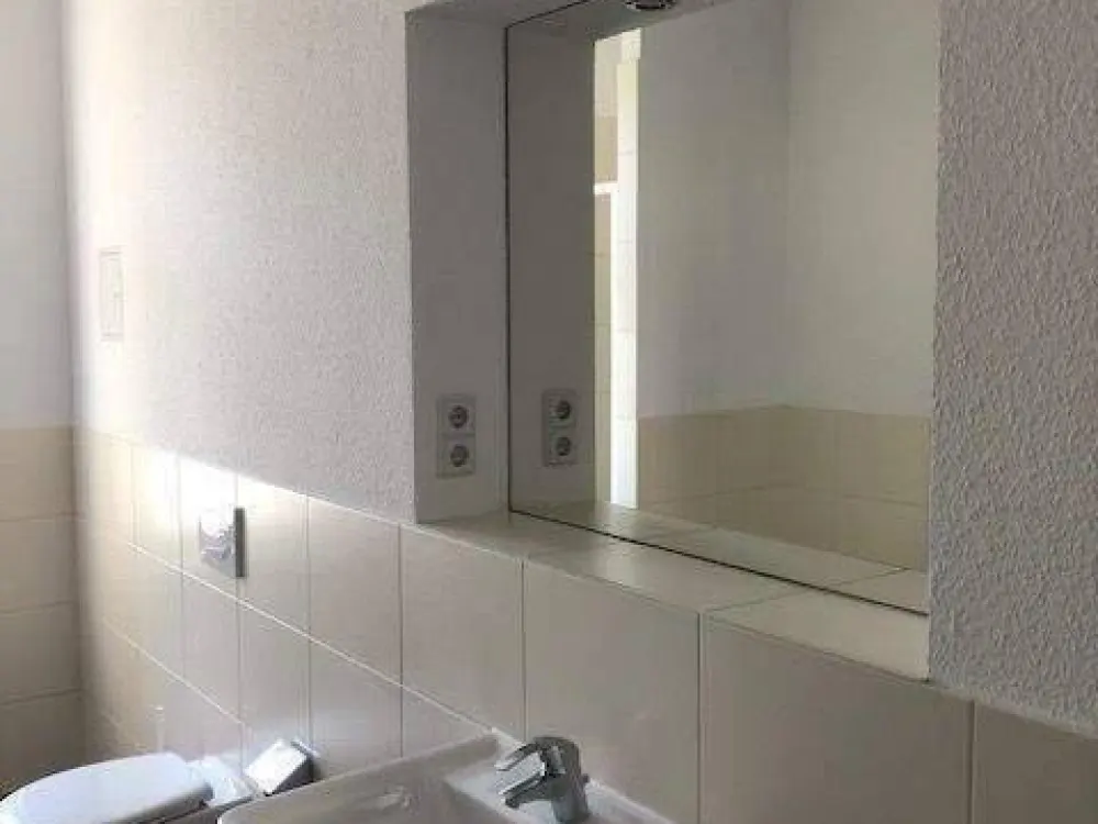 Schicke ­großräumige­ 2 Zimmerwohnung / Fußbodenheizung / Küche mit Zugang zum sonnigen Balkon / Tageslichtbad mit Wanne/Dusche