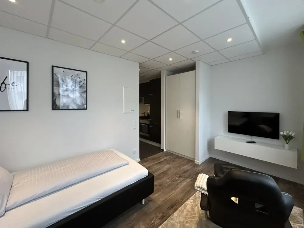 Free, beautiful 1-room apartment, modern & practical, central Niederrad