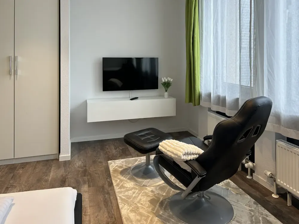 Free, beautiful 1-room apartment, modern & practical, central Niederrad