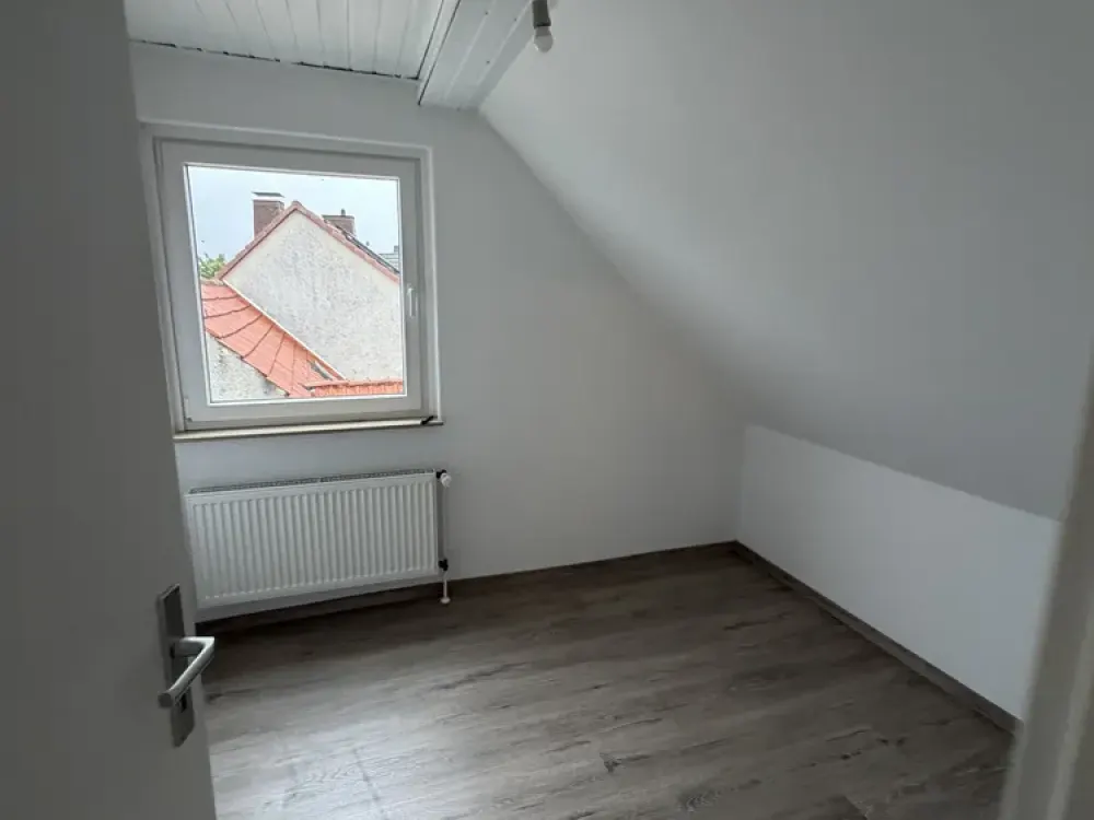 Zentrales Wohnen in Ahnatal: Helle 3-Zimmer-Dachgeschosswohnung mit Blick über Ahnatal-Weimar