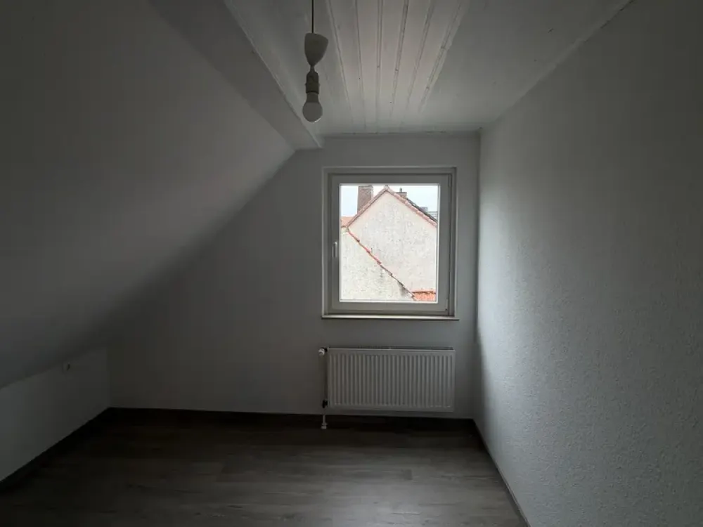 Zentrales Wohnen in Ahnatal: Helle 3-Zimmer-Dachgeschosswohnung mit Blick über Ahnatal-Weimar