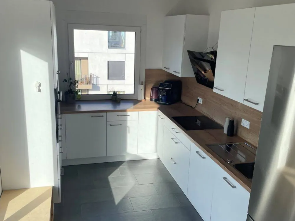 Charmante 5-Zimmer Wohnung mit Loggia und zwei Badezimmer -- Übernahme EBK möglich