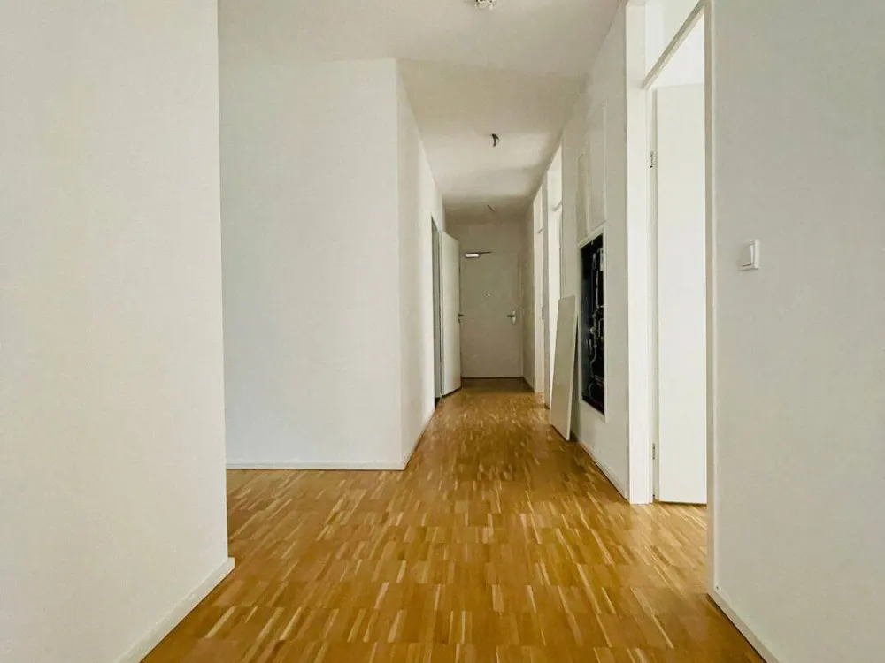 Charmante 5-Zimmer Wohnung mit Loggia und zwei Badezimmer -- Übernahme EBK möglich