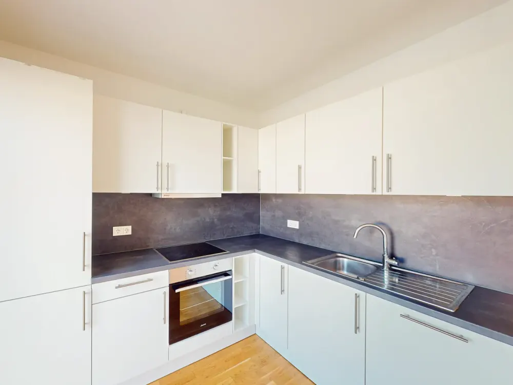 Exclusive 4-Room Apartment with Fitted Kitchen, Roof Terrace and Two Bathrooms