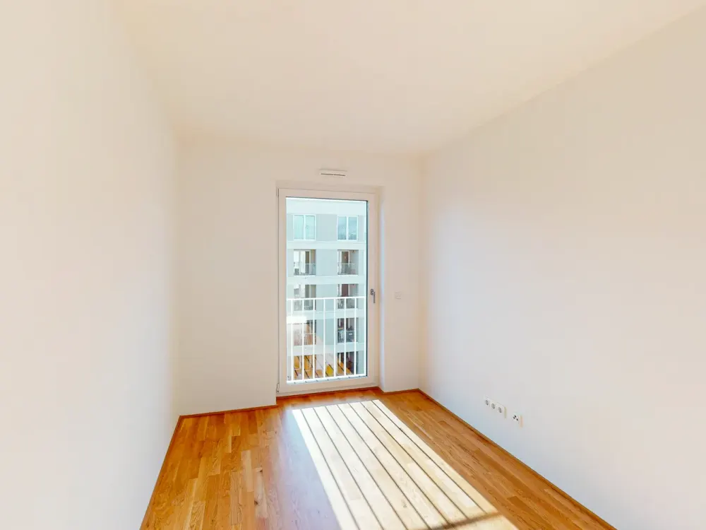 Exclusive 4-Room Apartment with Fitted Kitchen, Roof Terrace and Two Bathrooms