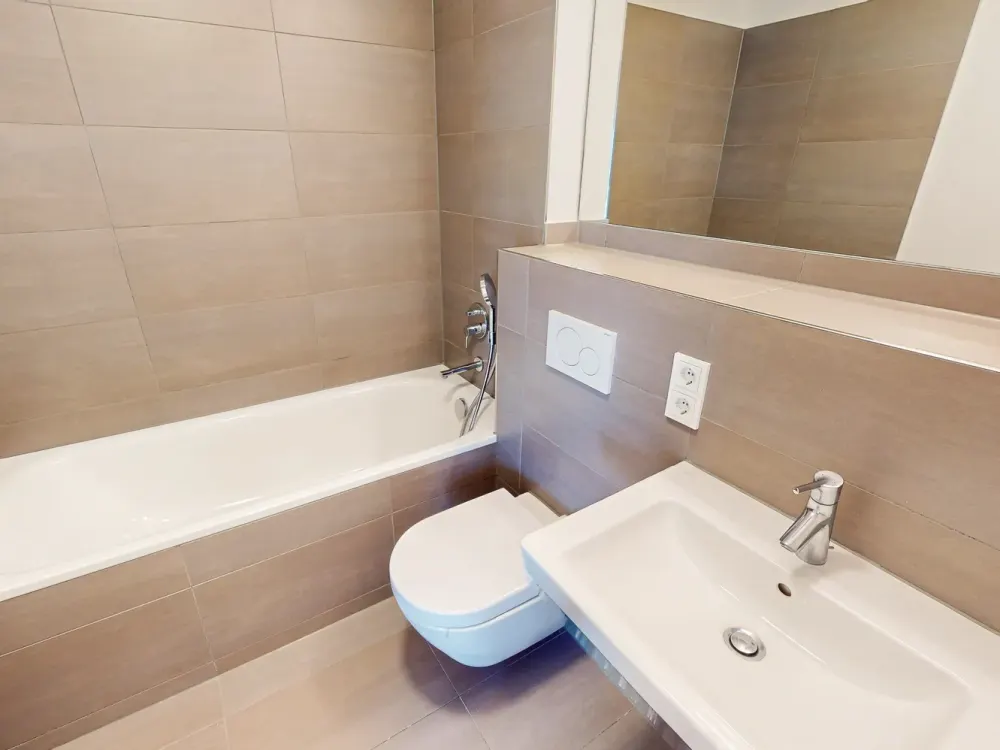 Exclusive 4-Room Apartment with Fitted Kitchen, Roof Terrace and Two Bathrooms