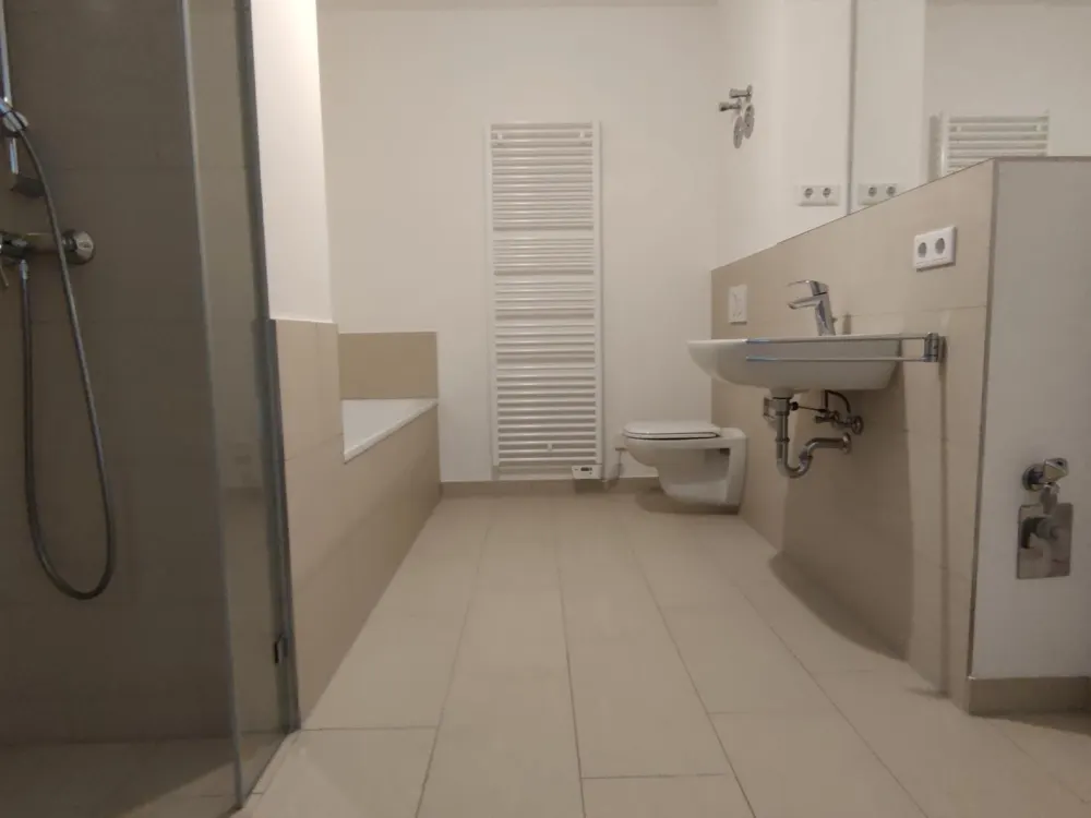 geräumige 5 Zimmer Wohnung mit Balkon