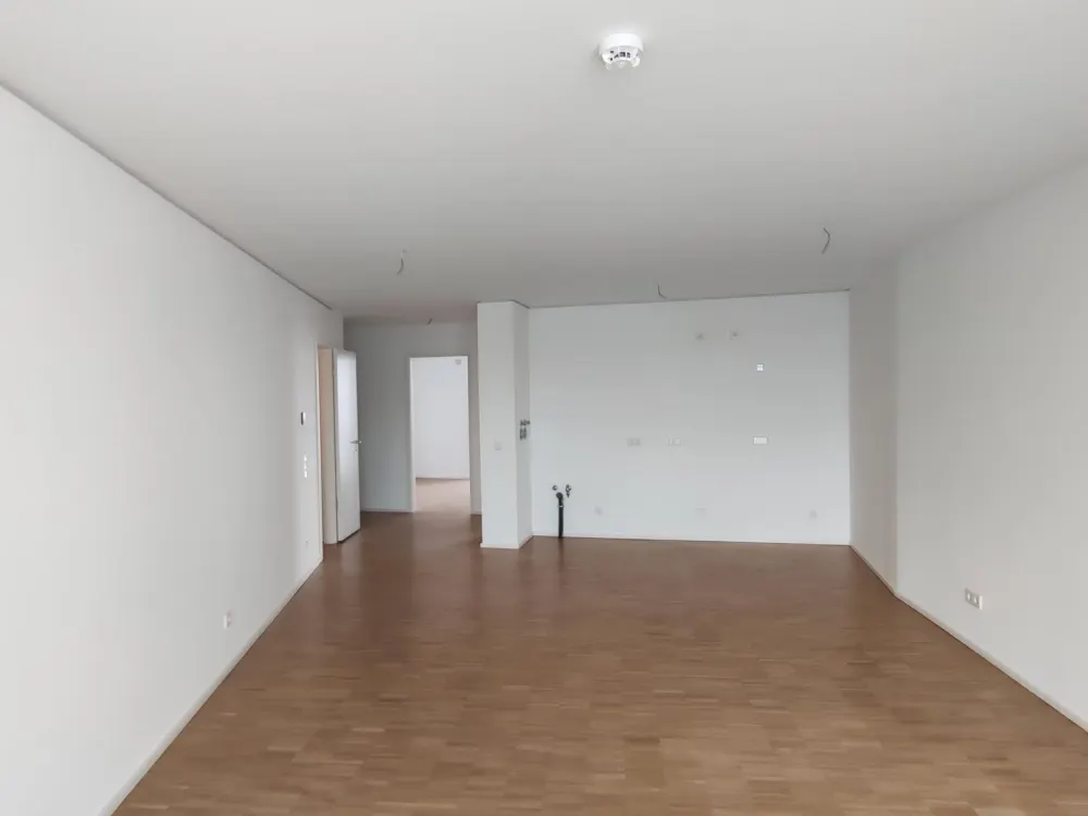 geräumige 5 Zimmer Wohnung mit Balkon