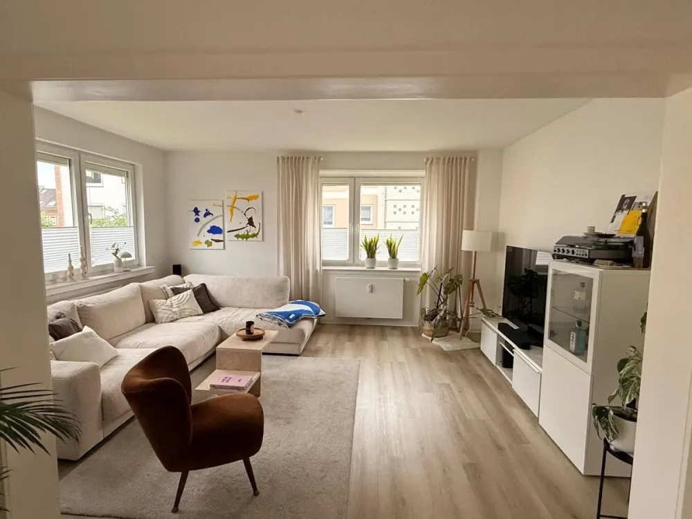 Modern 4-Room Apartment in Bremer-Neustadt with Balcony