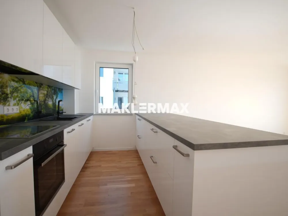 Geräumiger Neubau-Erstbezug mit Balkon, Einbauküche, Stellplatz & E-Lademöglichkeit