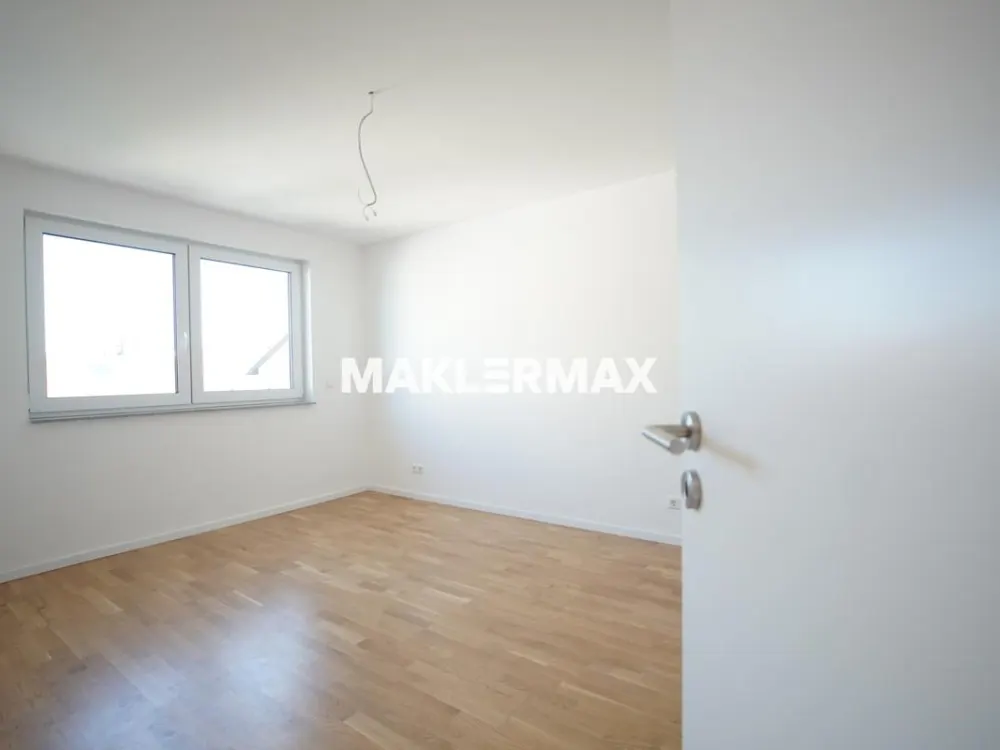 Geräumiger Neubau-Erstbezug mit Balkon, Einbauküche, Stellplatz & E-Lademöglichkeit