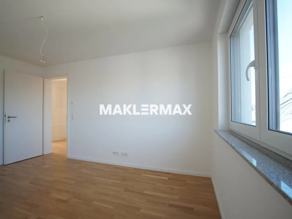 Geräumiger Neubau-Erstbezug mit Balkon, Einbauküche, Stellplatz & E-Lademöglichkeit
