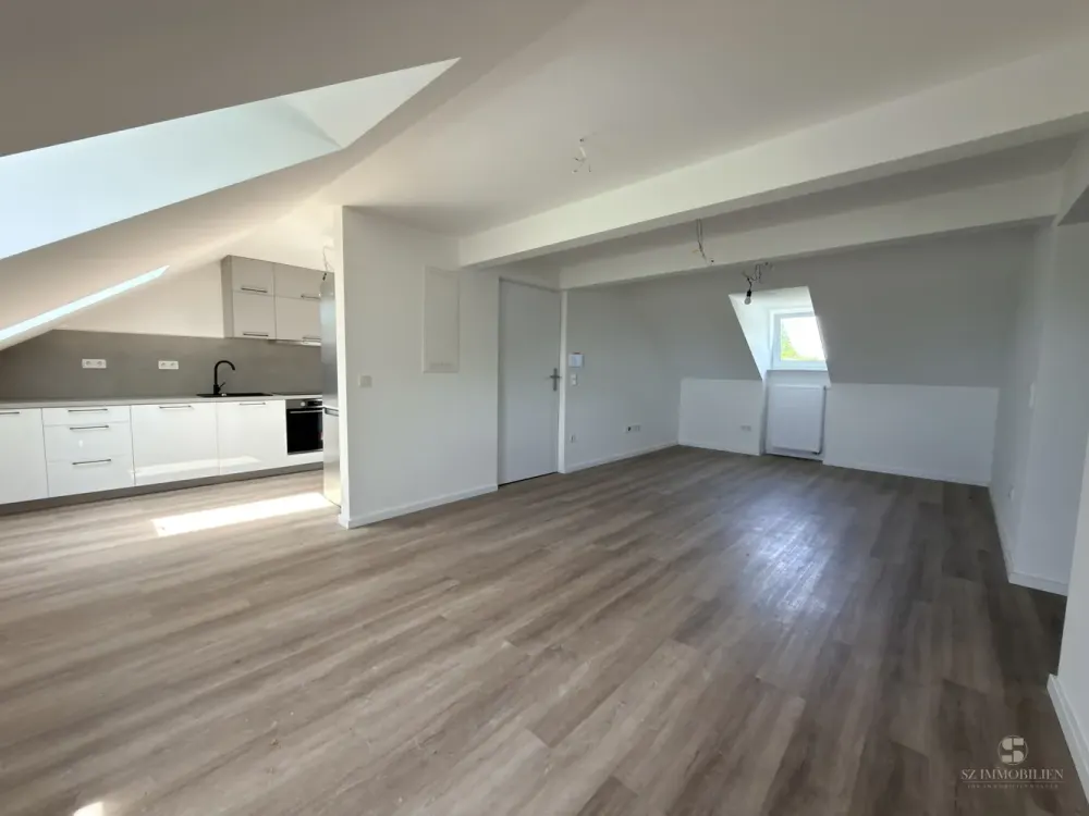 Erstbezug im KfW-Effizienzhaus: Moderne Dachgeschosswohnung mit Einbauküche, sofort bezugsfrei!