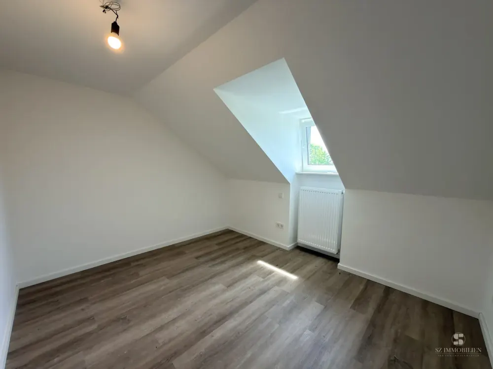 Erstbezug im KfW-Effizienzhaus: Moderne Dachgeschosswohnung mit Einbauküche, sofort bezugsfrei!