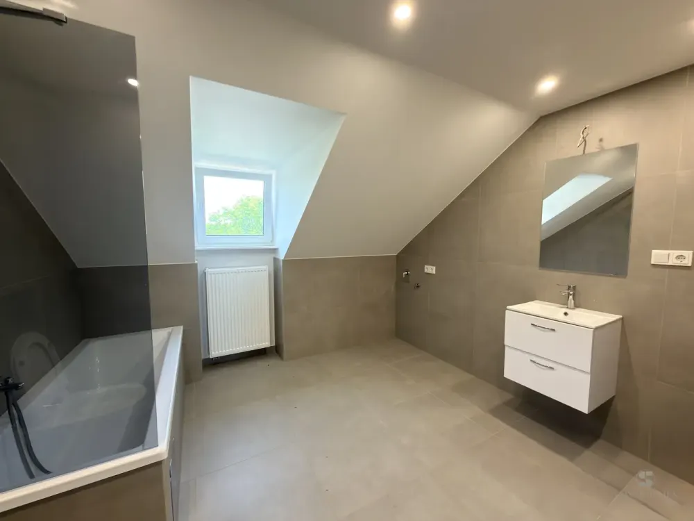 Erstbezug im KfW-Effizienzhaus: Moderne Dachgeschosswohnung mit Einbauküche, sofort bezugsfrei!