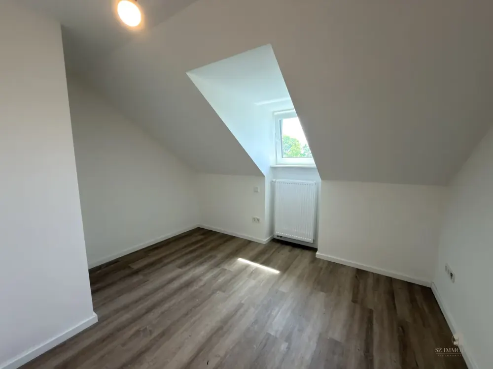 Erstbezug im KfW-Effizienzhaus: Moderne Dachgeschosswohnung mit Einbauküche, sofort bezugsfrei!
