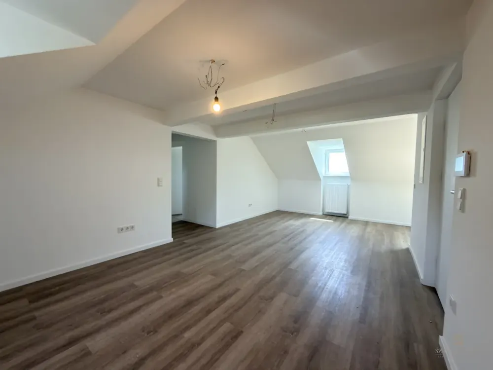 Erstbezug im KfW-Effizienzhaus: Moderne Dachgeschosswohnung mit Einbauküche, sofort bezugsfrei!