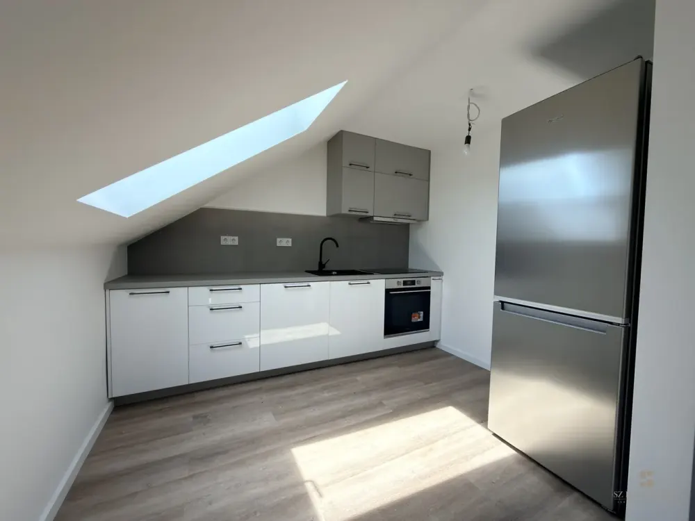 Erstbezug im KfW-Effizienzhaus: Moderne Dachgeschosswohnung mit Einbauküche, sofort bezugsfrei!