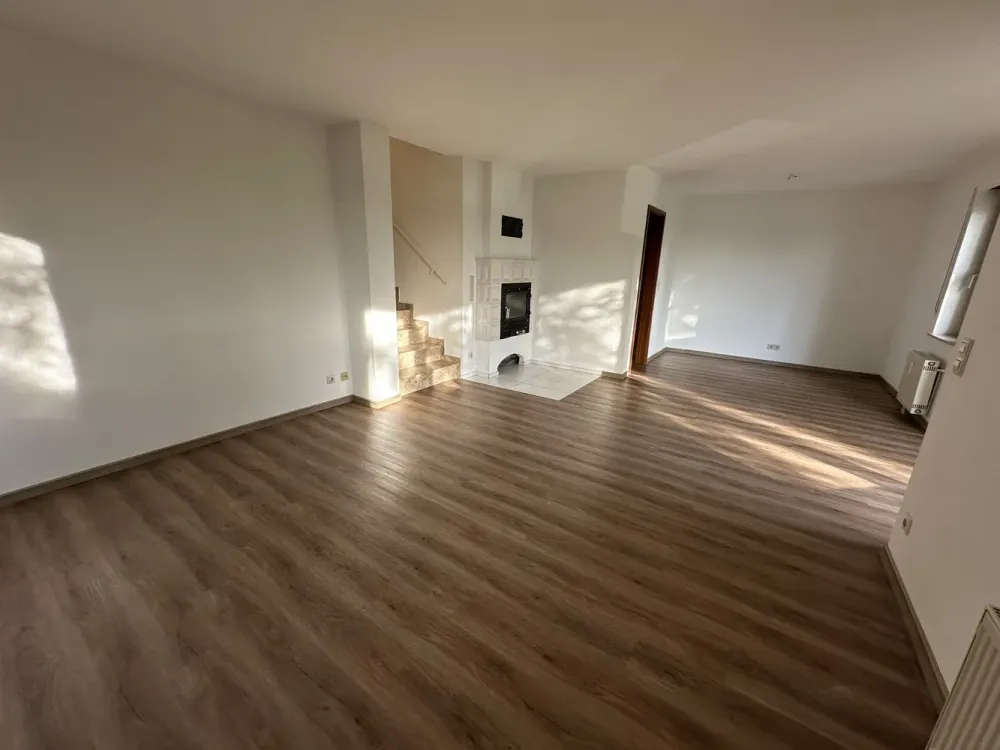 Exklusive 2 Zimmer-Maisonette-Wohnung mit geh. Innenausstattung mit Terrasse in Leonberg